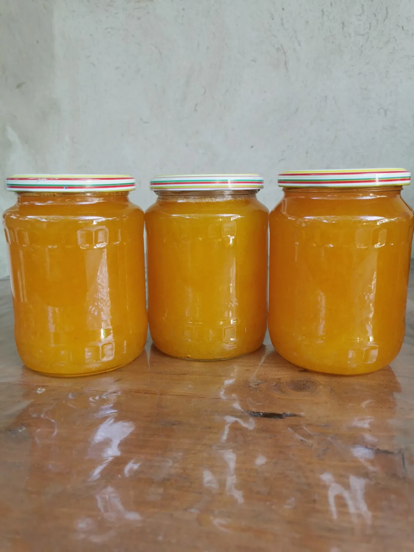 Miere cristalizata intr-un borcan de sticla